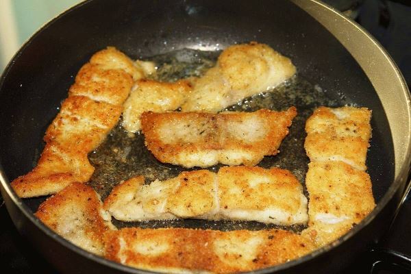 Аппетитная рыба в горячем соусе на сковороде