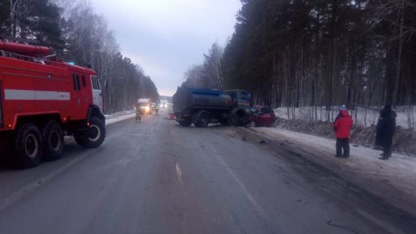 Два человека погибли в Новосибирской области в ДТП с грузовиком