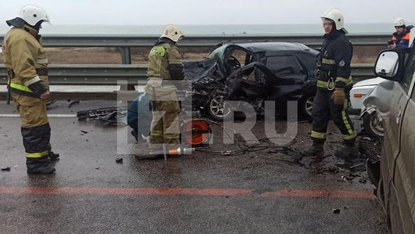 Движение на Крымском мосту остановлено в обе стороны из-за смертельного ДТП<br />

