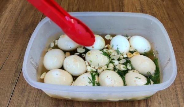 Маринованные куриные яйца с укропом