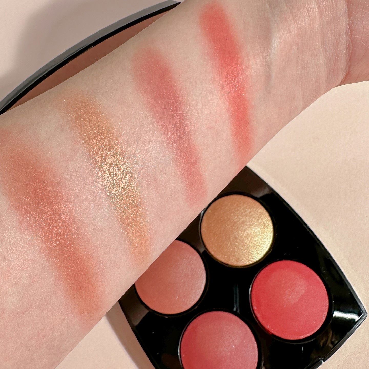 Chanel Les 4 Rouges Yeux Et Joues Eyeshadow and Blush Palette Spring Summer 2023 - Swatches