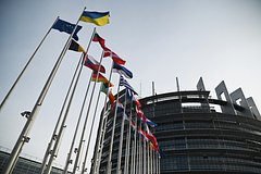 В Европарламенте призвали выйти на демонстрации против НАТО и США