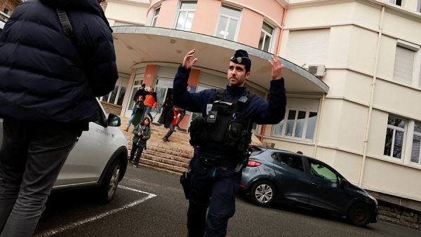 Зарезавшего учительницу во Франции ученика заключили под стражу<br />
