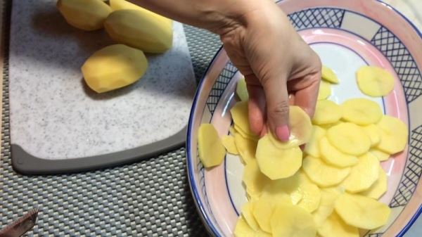 Картофельная тортилья с фетой и томатами
