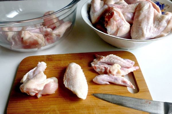 Куриные крылышки с картошкой в соусе в духовке