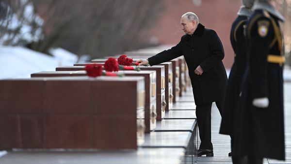 Путин возложил цветы к постаментам городов-героев в Москве